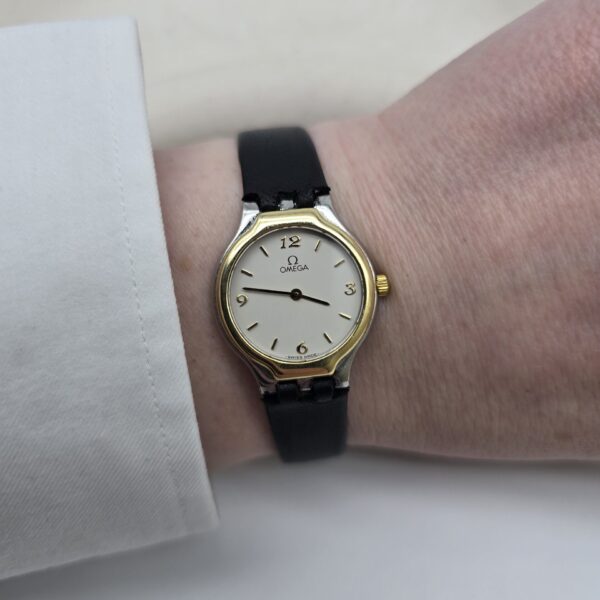 OMEGA - kwarcowy zegarek vintage na ręku