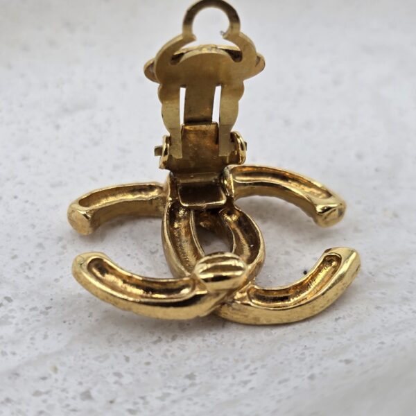 CHANEL - klipsy vintage logo CC zbliżenie