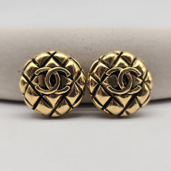 CHANEL - złote klipsy vintage z logowaniem