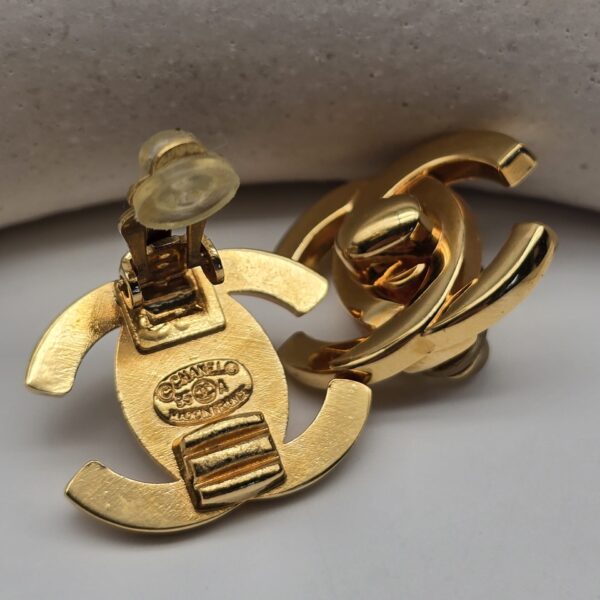 CHANEL – Złote Klipsy Vintage z logowaniem sygnowanie