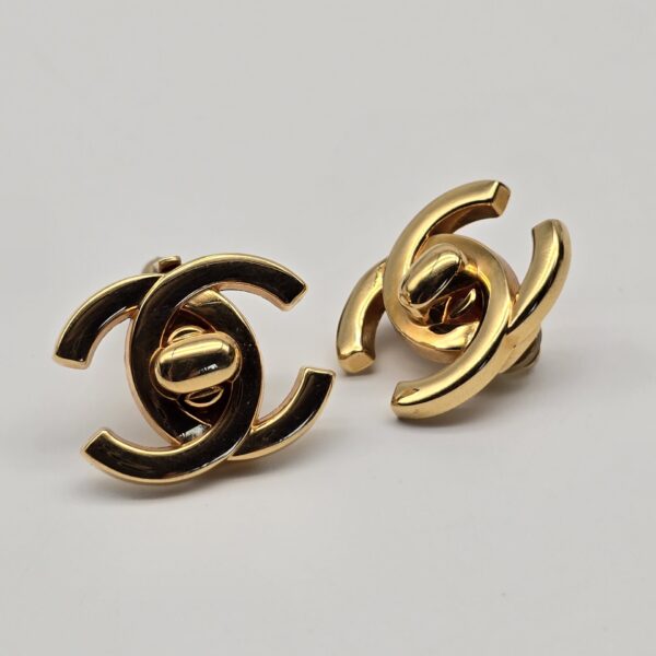 CHANEL – Złote Klipsy Vintage z logowaniem przód