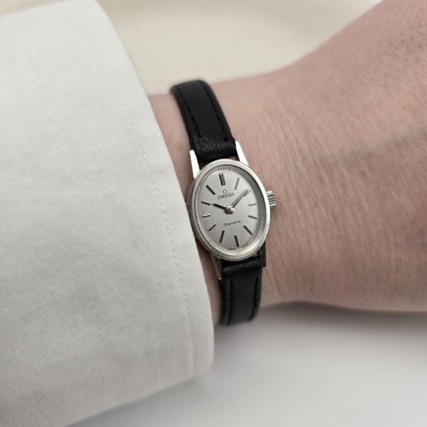 OMEGA - delikatny zegarek vintage z 1969r na rece