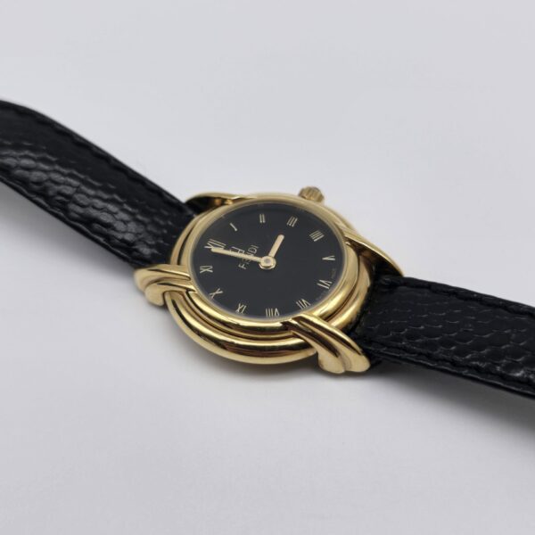 FENDI - zegarek vintage z ciemną tarczą i rzymskimi indeksami zbliżenie przód
