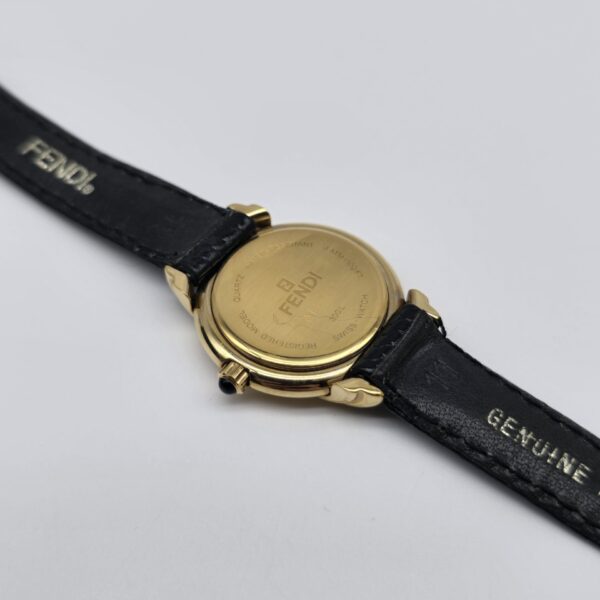 FENDI - zegarek vintage z ciemną tarczą i rzymskimi indeksami zbliżenie tył