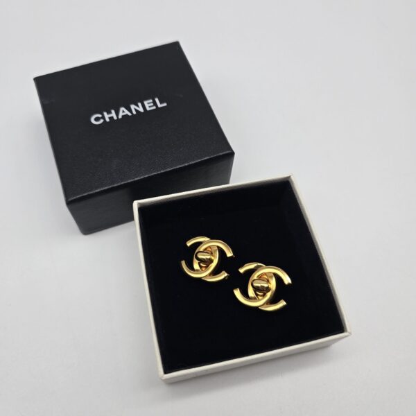 CHANEL – Złote Klipsy Vintage z logowaniem w pudełku