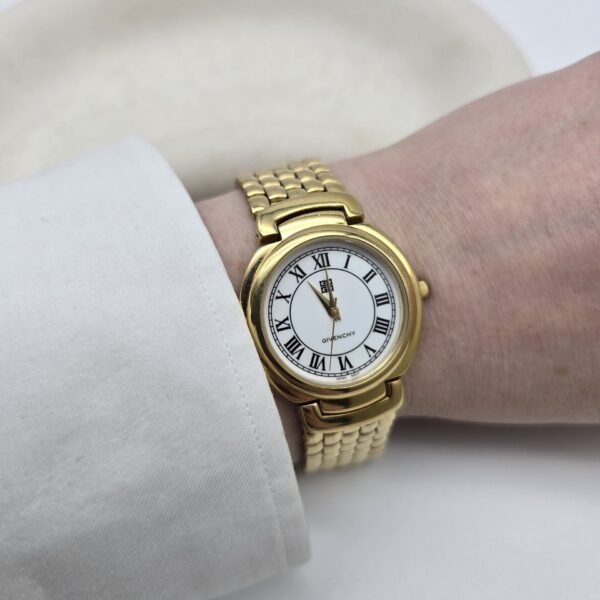 GIVENCHY - złoty zegarek vintage na bransolecie na rece