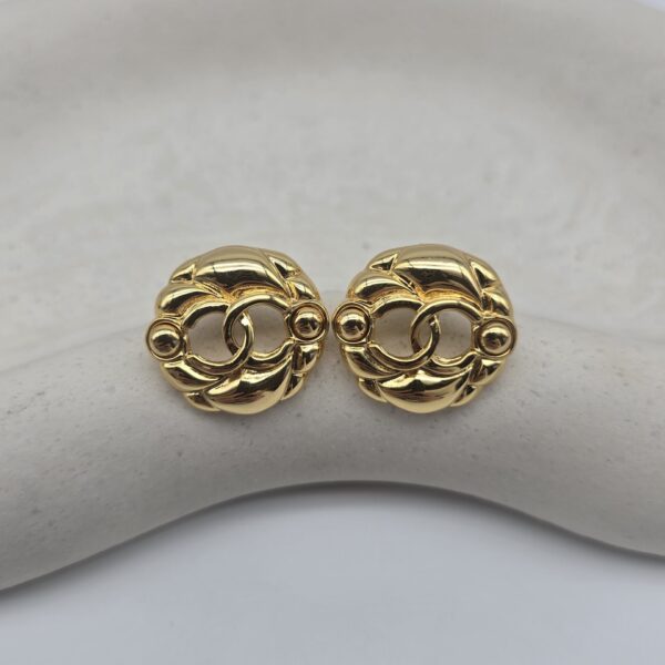 CHANEL - złote klipsy vintage z logo z bliska