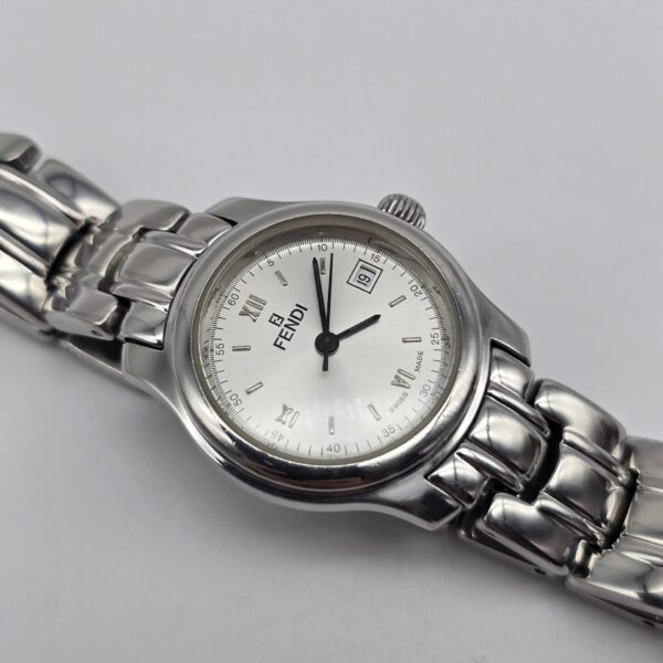 FENDI - srebrny zegarek vintage z datownikiem zbliżenie przód