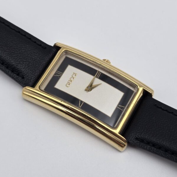 GUCCI - prostokątny zegarek vintage na czarnym pasku zbliżenie przód