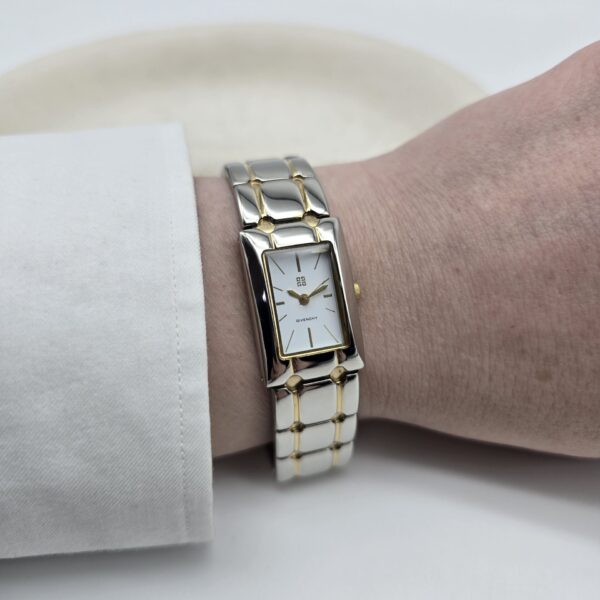 GIVENCHY - prostokątny zegarek vintage ze złotymi wstawkami na ręce