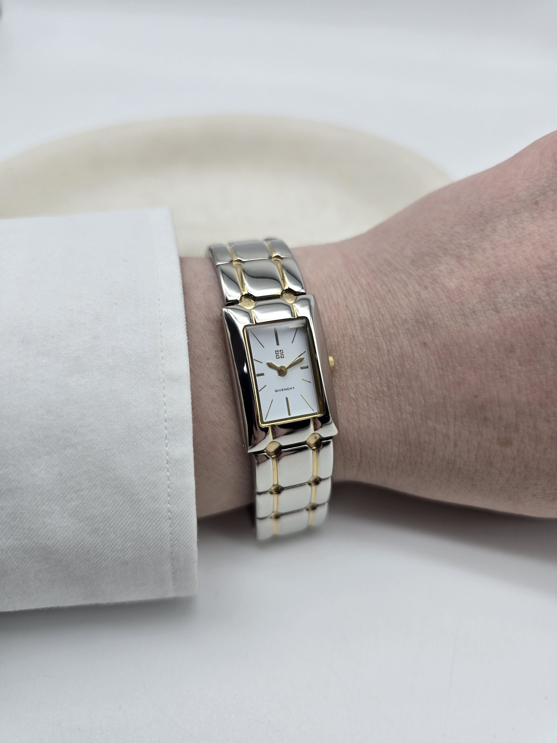 GIVENCHY - prostokątny zegarek vintage ze złotymi wstawkami na ręce