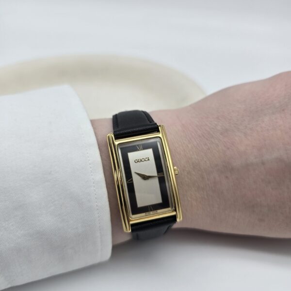 GUCCI - prostokątny zegarek vintage na czarnym pasku na ręce