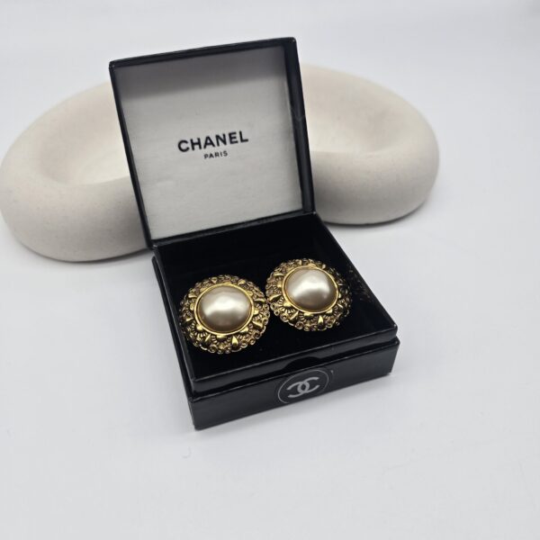 CHANEL - klasyczne klipsy vintage z perłą w pudełku