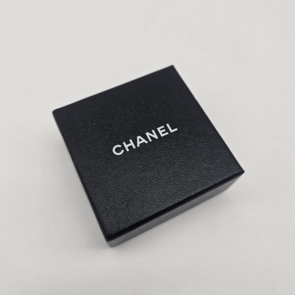 CHANEL - Plecione klipsy vintage z logo pudełko
