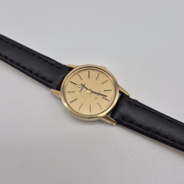 OMEGA - mechaniczny zegarek vintage z 1974r. zbliżenie przód