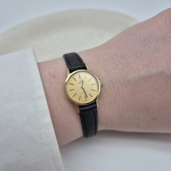 OMEGA - mechaniczny zegarek vintage z 1974r. na ręce