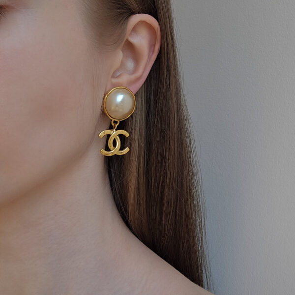 CHANEL - wiszące klipsy vintage z perła i zawieszką z logo CC na sylwetce