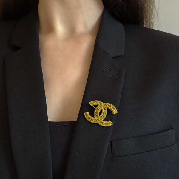 CHANEL - broszka vintage CC na sylwetce