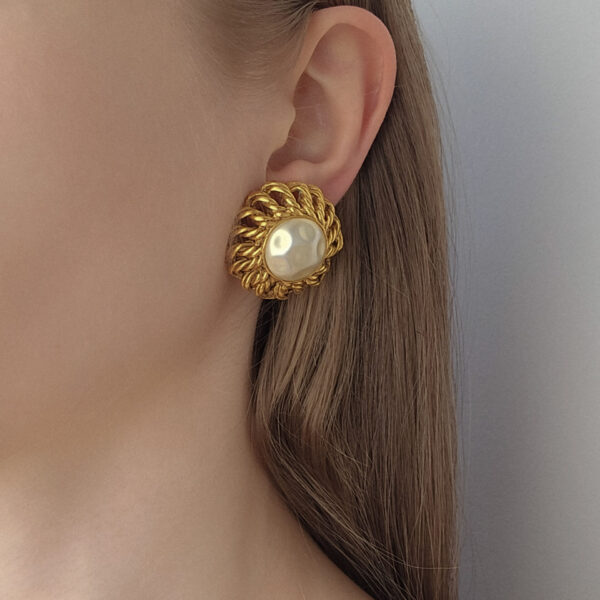 CHANEL - kllipsy vintage z perłą barokową na uchu