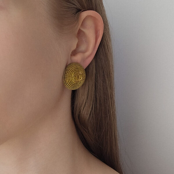 CHANEL - Plecione klipsy vintage z logo na uchu