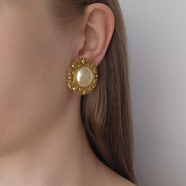 CHANEL - klasyczne klipsy vintage z perłą na uchu