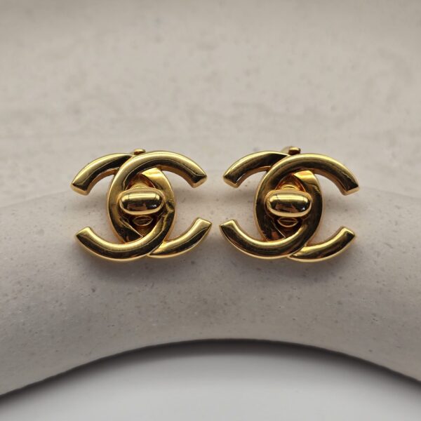 CHANEL – Złote Klipsy Vintage z logowaniem