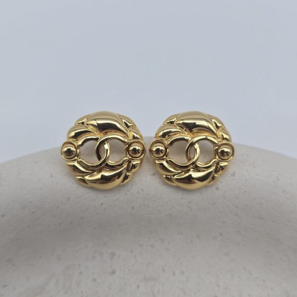 CHANEL - złote klipsy vintage z logo