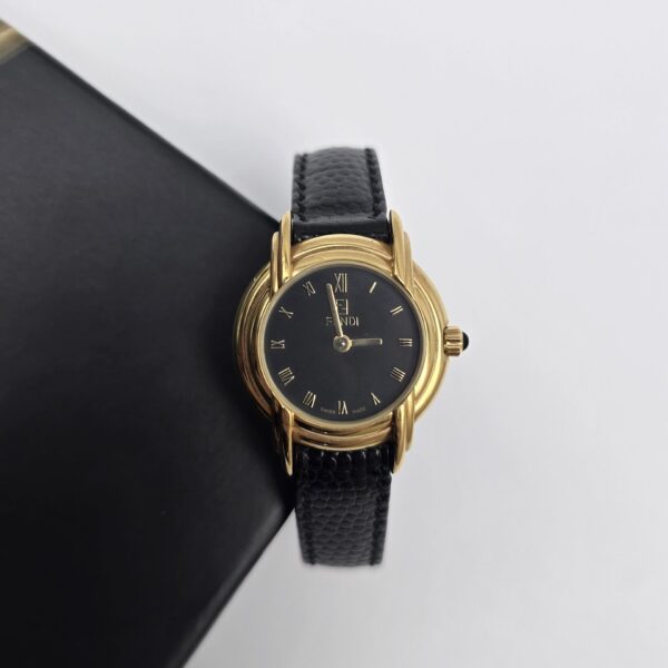 FENDI - zegarek vintage z ciemną tarczą i rzymskimi indeksami