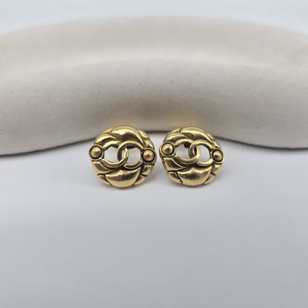 CHANEL - pikowane klipsy vintage z motywem logo znowu przód