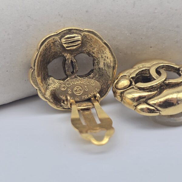 CHANEL - pikowane klipsy vintage z motywem logo sygnowanie