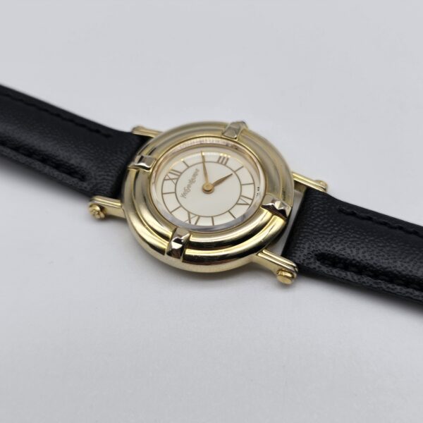 YSL - złoty zegarek vintage na czarnym pasku zbliżenie przód