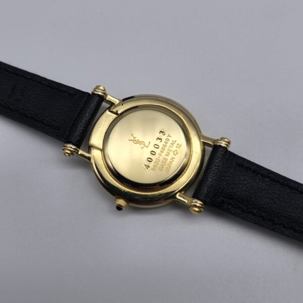 YSL - złoty zegarek vintage na czarnym pasku zbliżenie tył