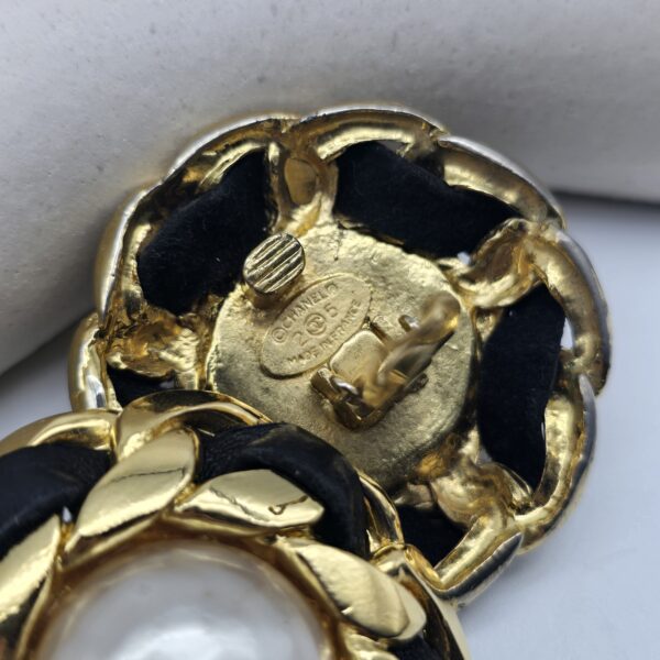 CHANEL - masywne klipsy vintage przeplecione czarnym paskiem zbliżenie sygnowanie