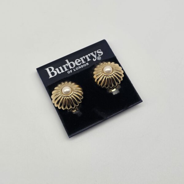 BURBERRY - pozłacane klipsy vintage z perłą w motywie kwiatu na podkładce