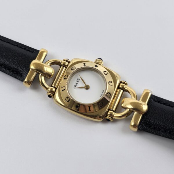 GUCCI - pozłacany zegarek vintage na czarnym pasku bokiem