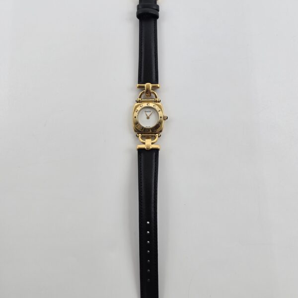 GUCCI - pozłacany zegarek vintage na czarnym pasku cały przód