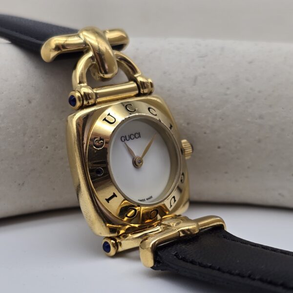 GUCCI - pozłacany zegarek vintage na czarnym pasku przód
