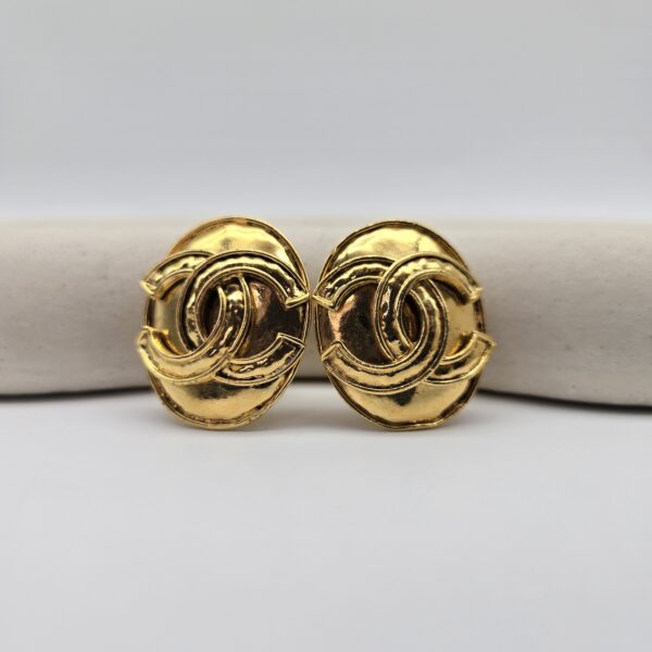 CHANEL - pozłacane owalne klipsy vintage z logo dodatkowe zblizenie