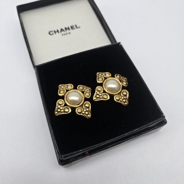 CHANEL - pozłacane klipsy vintage z perłą w geometrycznej formie w pudełku