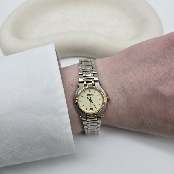 GUCCI - elegancki zegarek vintage w stylu two-tone na ręce