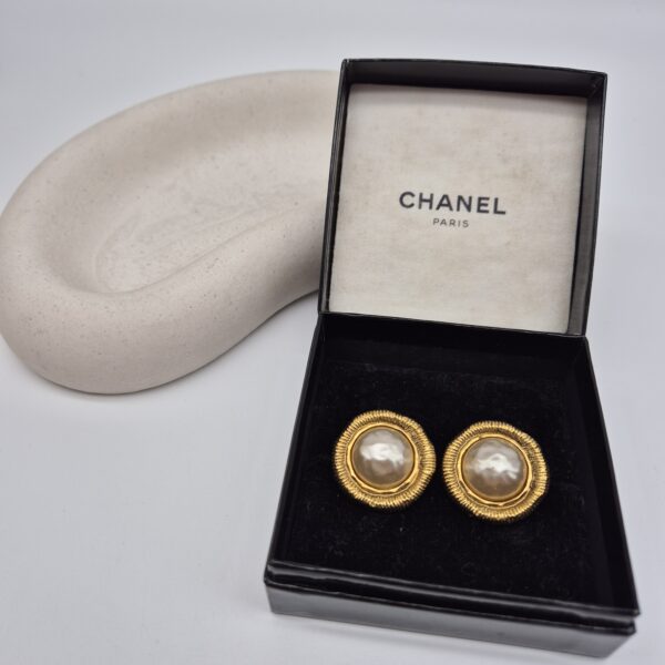 CHANEL - delikatne klipsy vintage z perłą w otwartym pudełku
