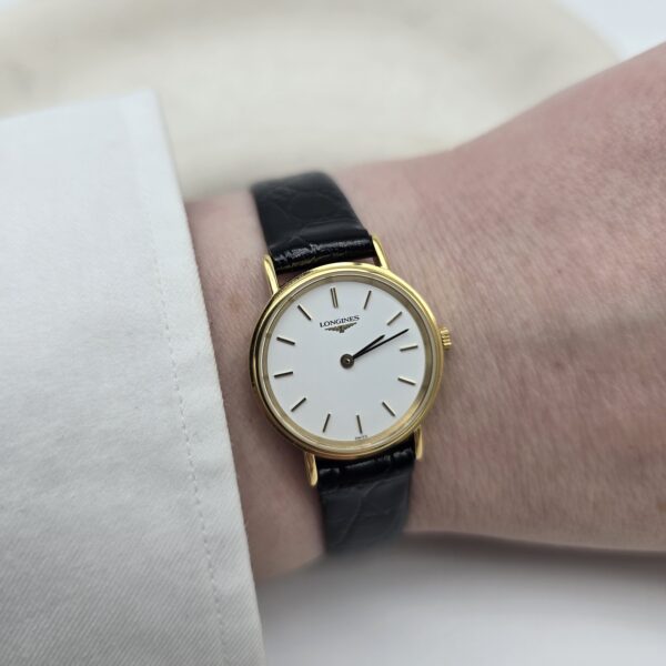 LONGINES - minimalistyczny zegarek vintage na czarnym pasku na ręce