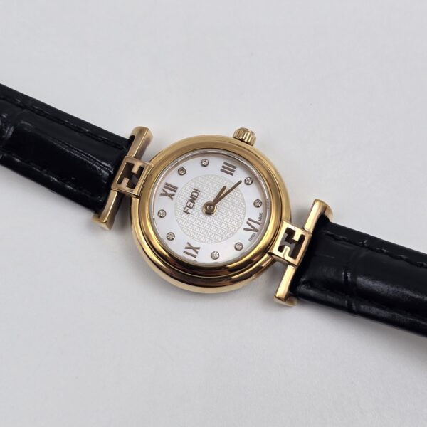 FENDI - zegarek vintage na czarnym pasku zbliżenie