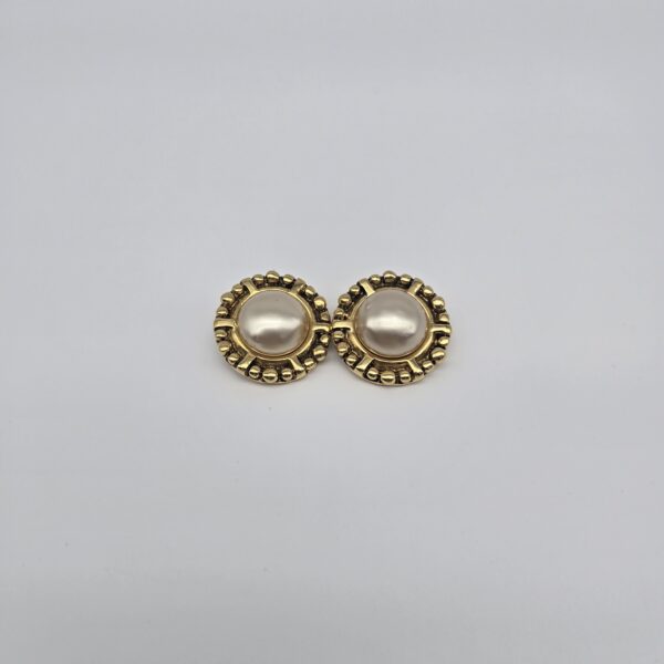 CHANEL - klipsy vintage z perłowym kaboszonem z oddali