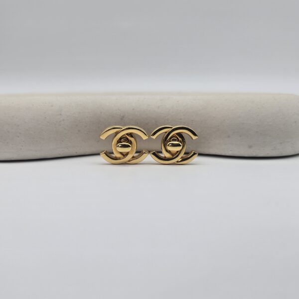 CHANEL - klipsy vintage turnlock z oddali