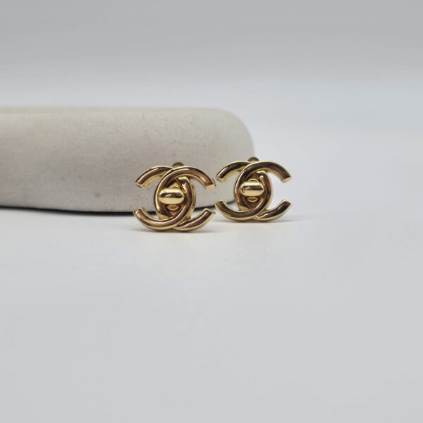 CHANEL - klipsy vintage turnlock od przodu