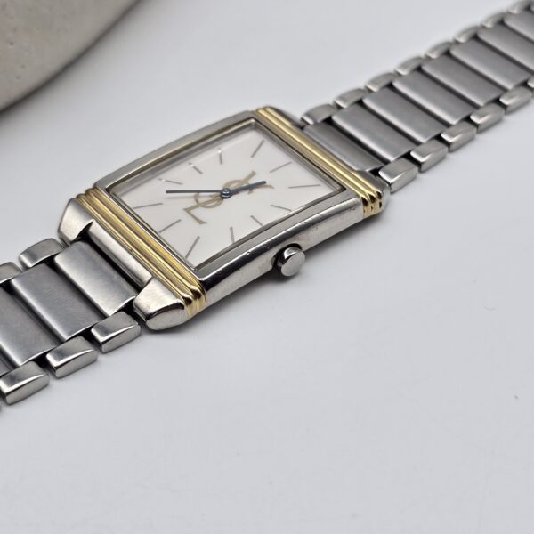 YSL - prostokątny zegarek vintage z jasną tarczą z bliska