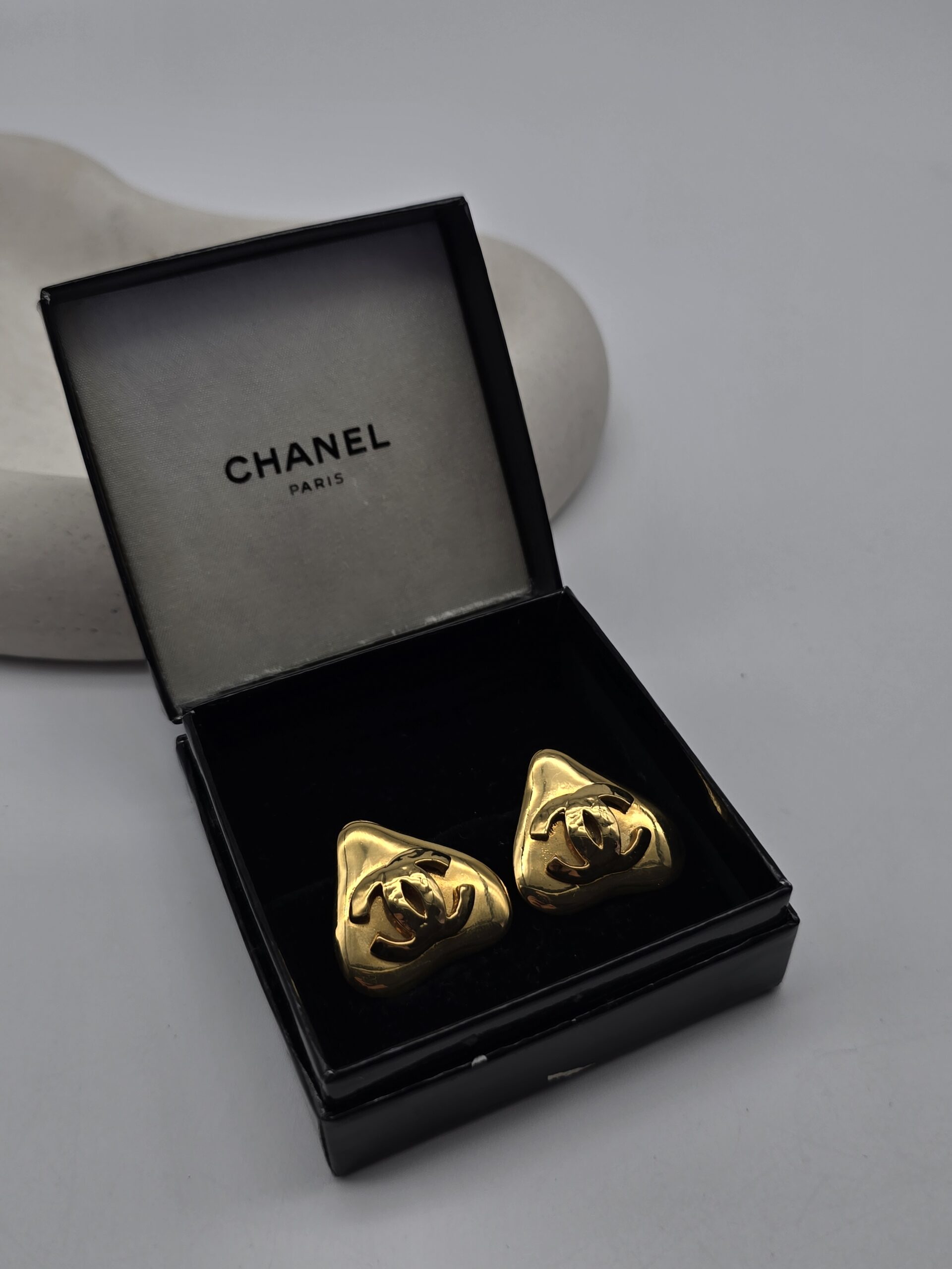 CHANEL - klipsy vintage w kształcie serca z logo w pudełku