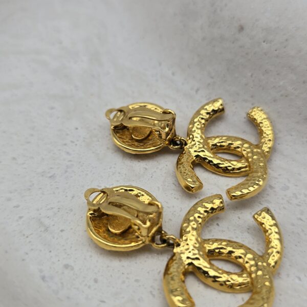 CHANEL - wiszące klipsy vintage z logo CC z bliska