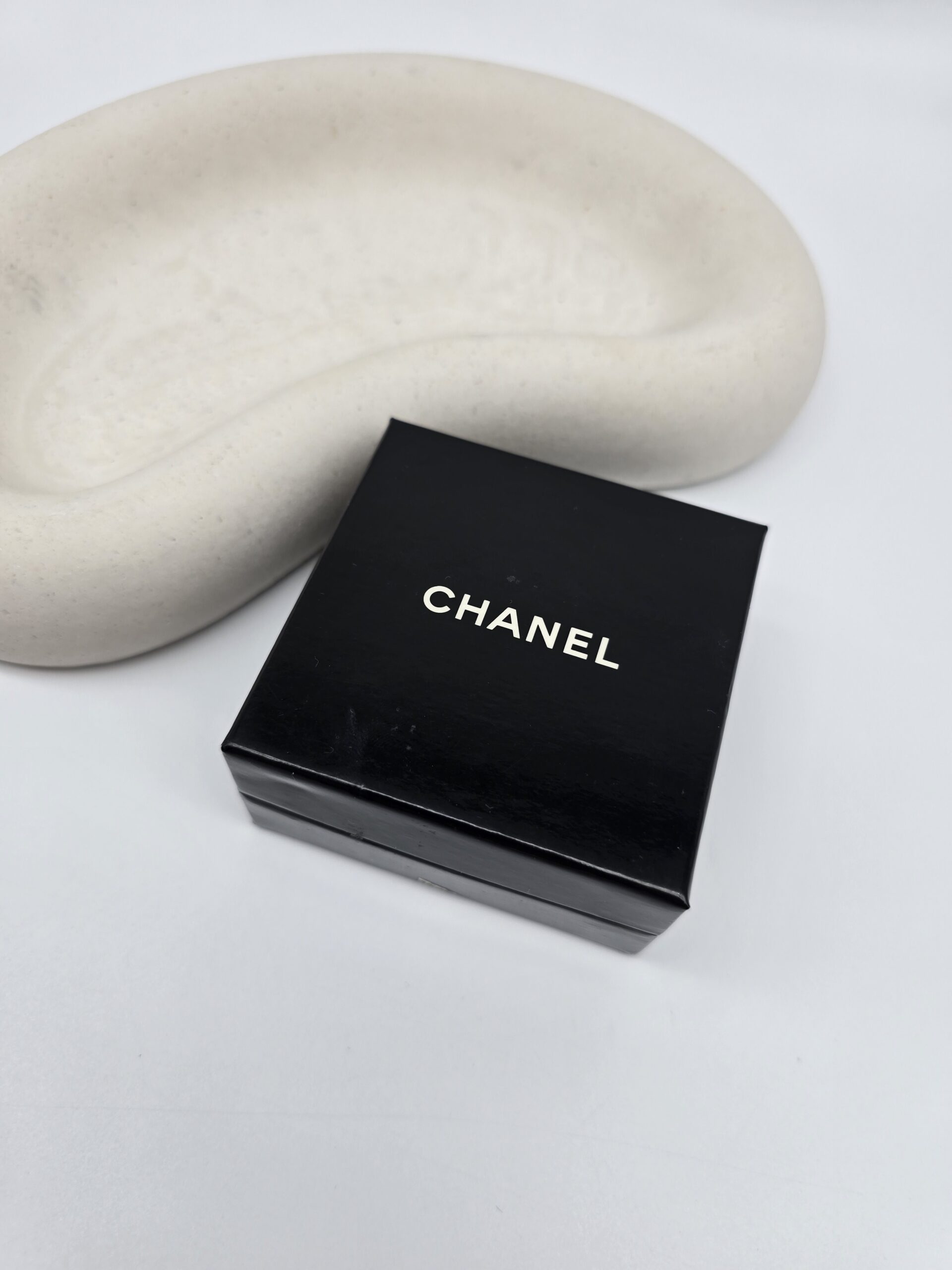 CHANEL - klipsy vintage w kształcie serca z logo pudełko